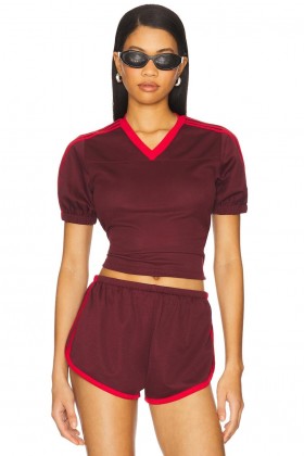  Roupa esportiva feminina | Blusa Adina da Lovers + Friends nas cores bordô e vermelho